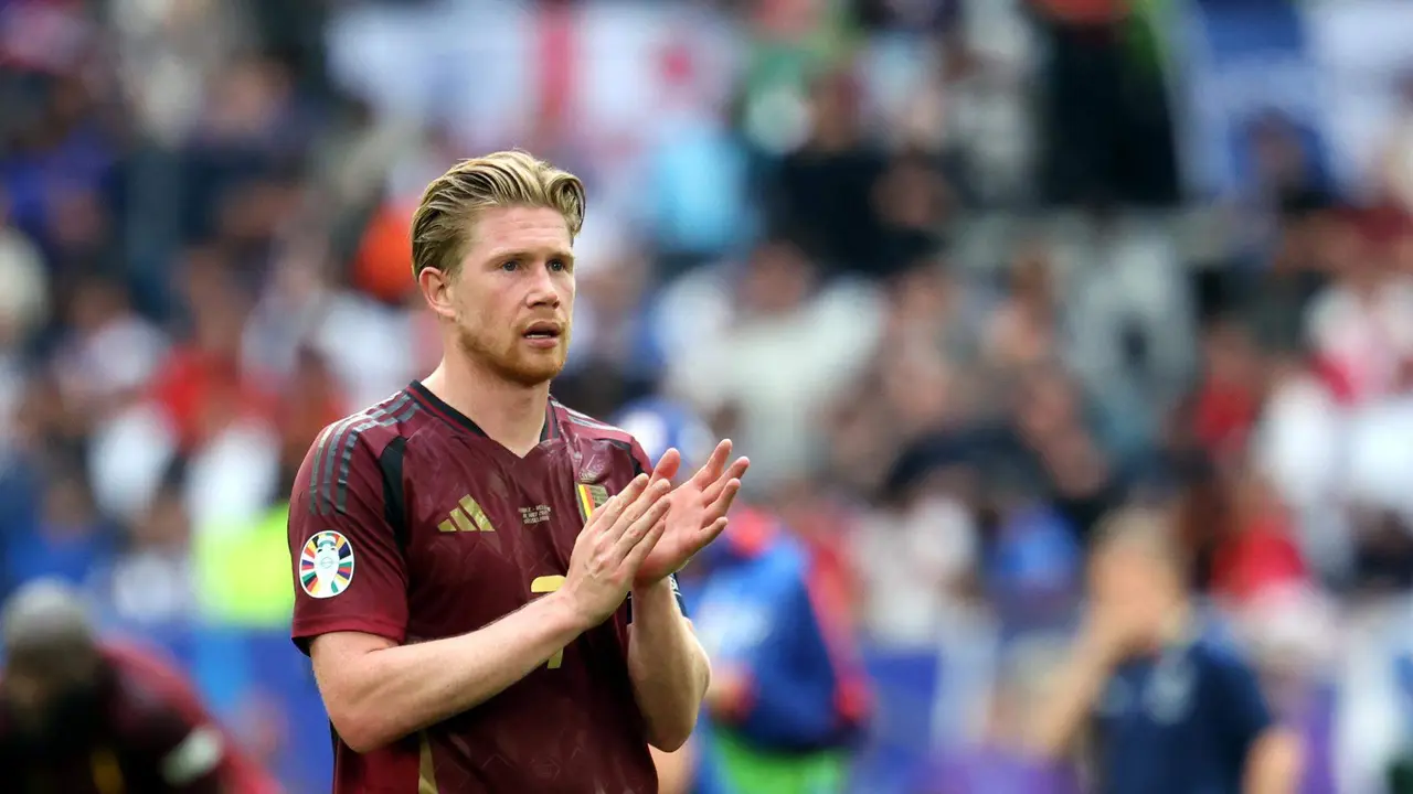 El medio belga Kevin de Bruyne lamenta la derrota de su selecci&oacute;n en D&uuml;sseldorf, Alemania. EFE/EPA/CHRISTOPHER NEUNDORF