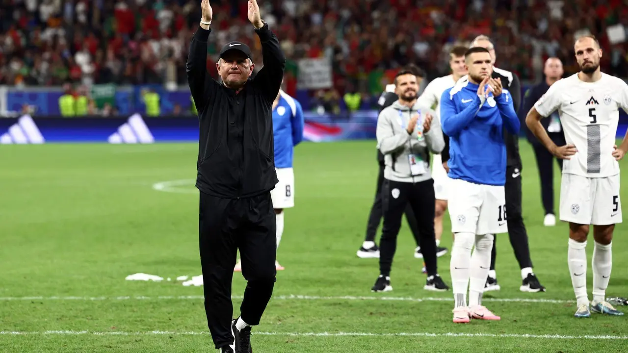 El entrenador Matjaz Kek, de Eslovenia, aplaude a la afici&oacute;n tras perder en la tanda de penaltis ante Portugal en los octavos de final de la Eurocopa 2024. EFE/EPA/ANNA SZILAGYI