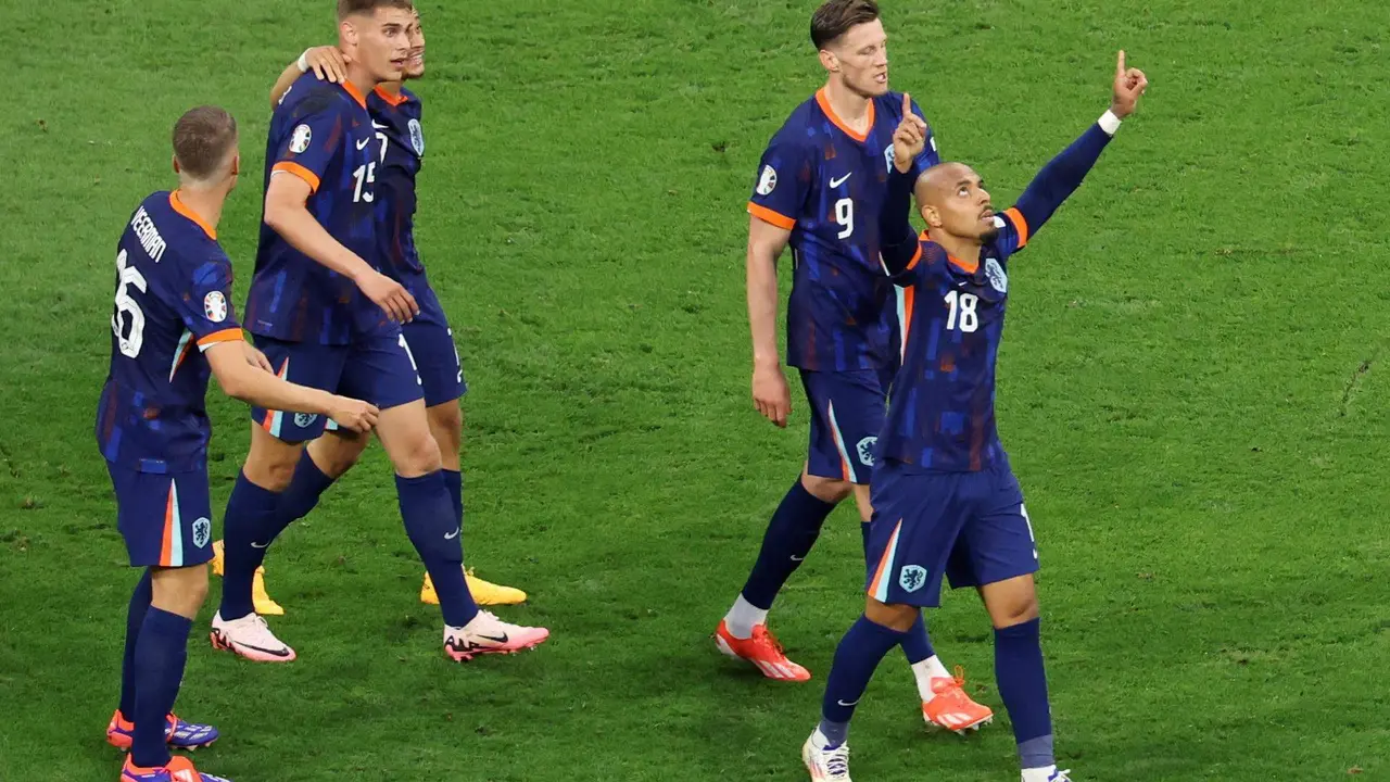 El neerland&eacute;s Donyell Malen (d) celebra el 3-0 durante el partido de octavos de la Eurocopa 2024 que han jugado Ruman&iacute;a y Pa&iacute;ses Bajos en M&uacute;nich, Alemania. EFE/EPA/GEORGI LICOVSKI