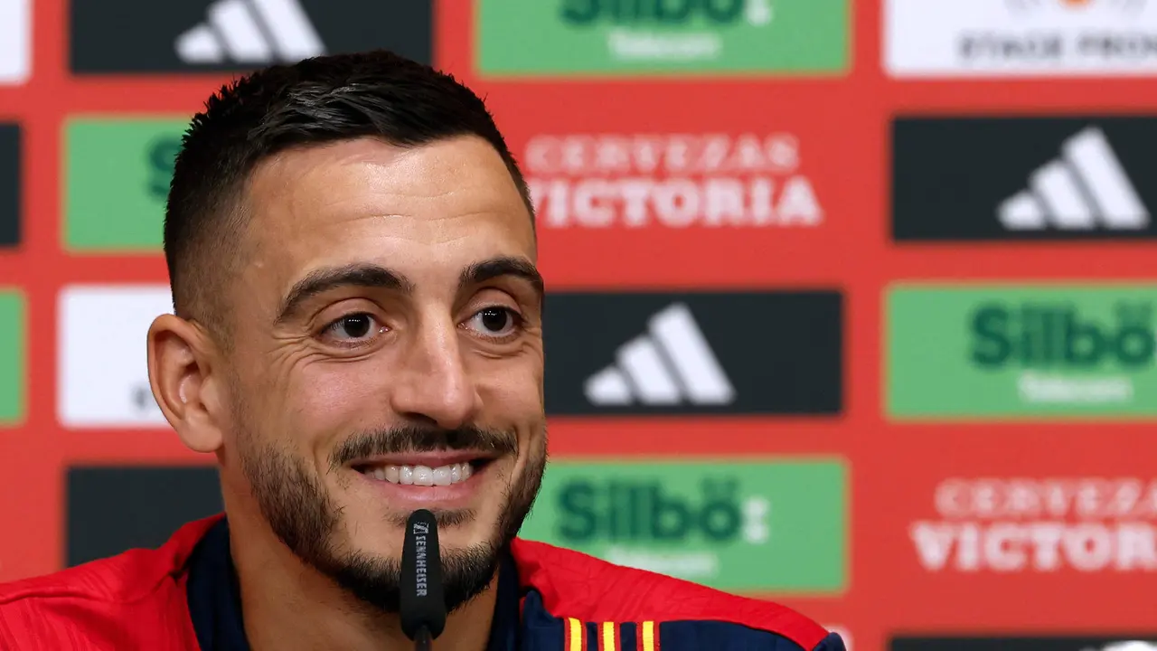 El delantero espa&ntilde;ol Joselu ofrece una rueda de prensa en Donaueschingen (Alemania). EFE/ J.J.guillen