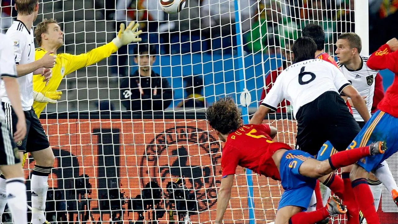 El defensa espa&ntilde;ol Carles Puyol (c) consigue batir al portero aleman Manuel Neuer (iz) en el partido de la semifinal del Mundial de Sud&aacute;frica que las selecciones de Alemania y Espa&ntilde;a disputaron del Durban Stadium en 2010.EFE/Juan Carlos C&aacute;rdenas