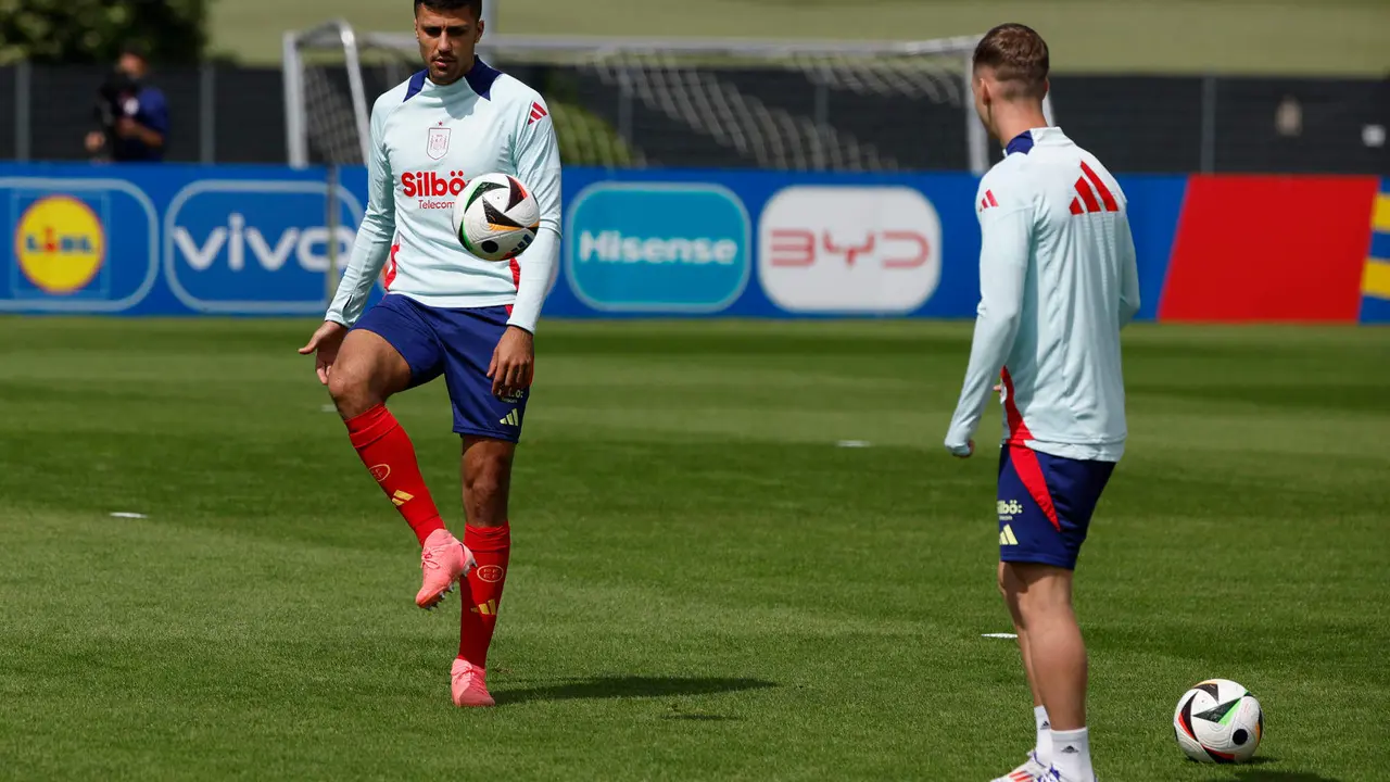 El centrocampista de la selecci&oacute;n espa&ntilde;ola Rodri durante el entrenamiento celebrado este jueves en la localidad alemana de Donaueschingen. Espa&ntilde;a se enfrentar&aacute; a Croacia el pr&oacute;ximo 15 de Junio en el partido de la Eurocopa que disputar&aacute;n en el estadio Olympiastadion. EFE/ JJ Guill&eacute;n