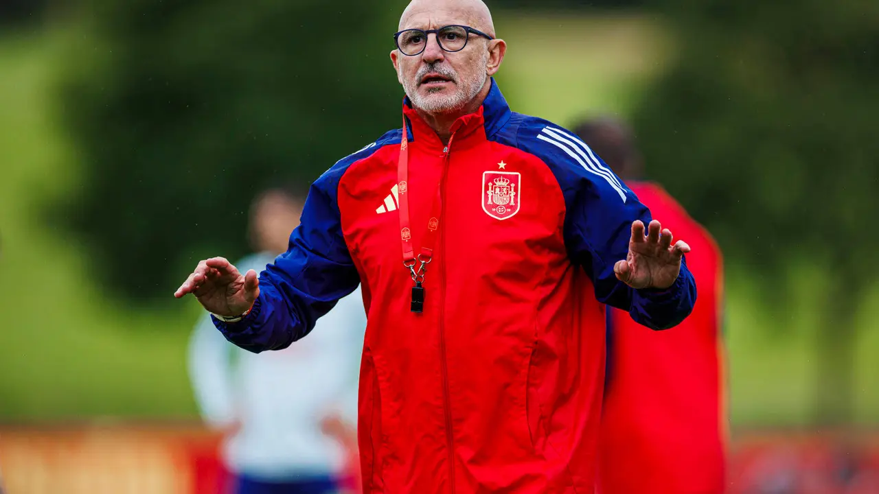 El seleccionador espa&ntilde;ol, Luis de la Fuente, dirige un entrenamiento este mi&eacute;rcoles, en Donaueschingen (Alemania). La selecci&oacute;n espa&ntilde;ola se enfrenta este viernes, en los cuartos de final de la Eurocopa 2024 a Alemania. EFE/ Pablo Garc&iacute;a Rfef SOLO USO EDITORIAL SOLO DISPONOBLE PARA ILUSTRAR LA NOTICIA QUE ACOMPA&Ntilde;A (CR&Eacute;DI TO OBLIGATORIO)