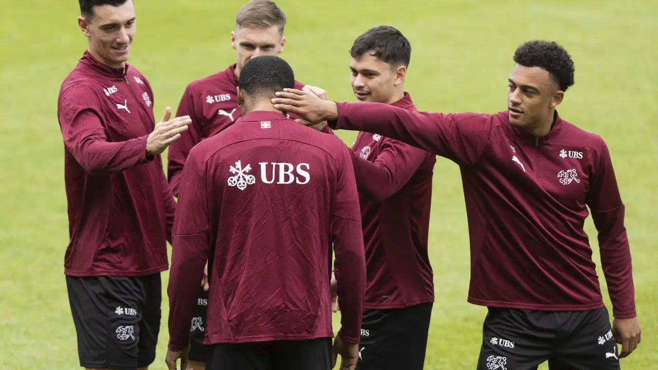 El jugador suizo Kwadwo Duah (c) es objeto de bromas por parte de sus compa&ntilde;eros de equipo (i-d) Cedric Zesiger, Michel Aebischer, Fabian Rieder y Dan Ndoye, durante una sesi&oacute;n de entrenamiento del equipo en Stuttgart, Alemania. EFE/EPA/PETER KLAUNZER