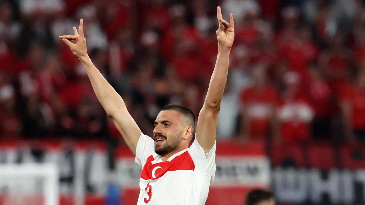 El jugador turco Merih Demiral celebra tras marcar su segundo gol durante el partido de f&uacute;tbol de la Eurocopa 2024 entre Austria y Turqu&iacute;a. La UEFA abri&oacute; una investigaci&oacute;n por "presunto comportamiento inapropiado" por el llamado 'saludo del lobo' que hizo Demiral, un gesto asociado con el grupo nacionalista de extrema derecha Los Lobos Grises. EFE/EPA/ABEDIN TAHERKENAREH