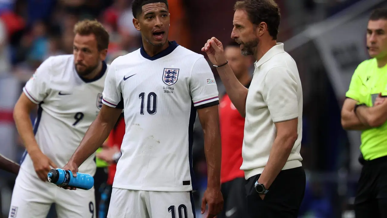 Jude Bellingham habla con el seleccionador ingl&eacute;s, Gareth Southgate. EFE/EPA/CHRISTOPHER NEUNDORF
