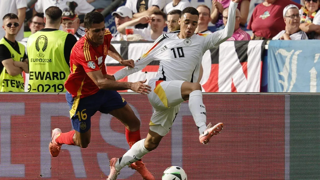 El espa&ntilde;ol Rodri (I) y el alem&aacute;n Jamal Musiala en acci&oacute;n durante el partido de cuartos de la Eurocopa 2024 entre Espa&ntilde;a y Alemania en Stuttgart, Alemania EFE/EPA/RONALD WITTEK