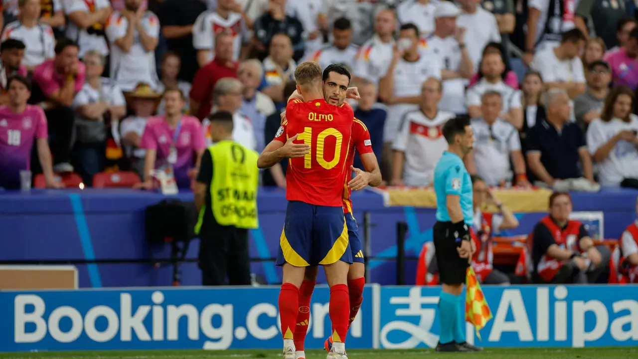 El centrocampista de la selecci&oacute;n espa&ntilde;ola de f&uacute;tbol Mikel Merino (d) celebra con Dani Olmo tras marcar el segundo gol, durante el partido de cuartos de final de la Eurocopa que Espa&ntilde;a y Alemania han disputado en Stuttgart. EFE/Alberto Est&eacute;vez