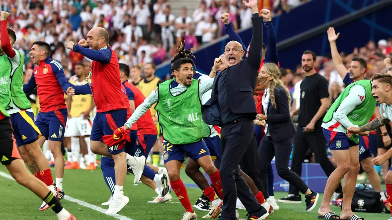Luis de la Fuente y todo el banquillo tras el partido de cuartos de la Eurocopa 2024 entre Espa&ntilde;a y Alemania en Stuttgart, Alemania EFE/EPA/FRIEDEMANN VOGEL