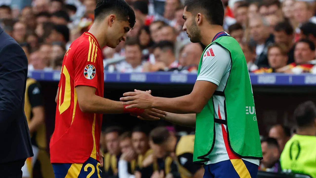 El centrocampista de Espa&ntilde;a Pedro Gonz&aacute;lez "Pedri", se retira lesionado durante el partido de cuartos de final de la Eurocopa entre Espa&ntilde;a y Alemania, este viernes en Stuttgart. EFE/ JJ Guill&eacute;n