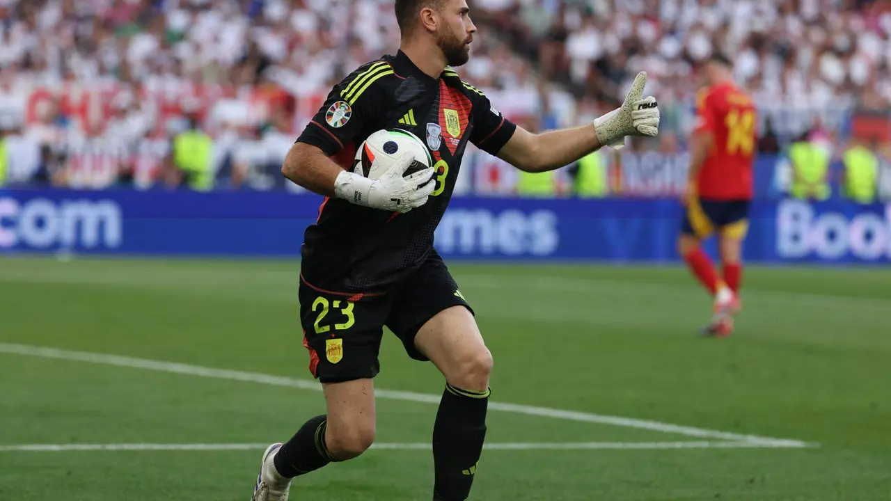El portero espa&ntilde;ol Unai Simon, durante el partido contra Alemania en los cuartos de final de la Eurocopa. EFE/EPA/FRIEDEMANN VOGEL