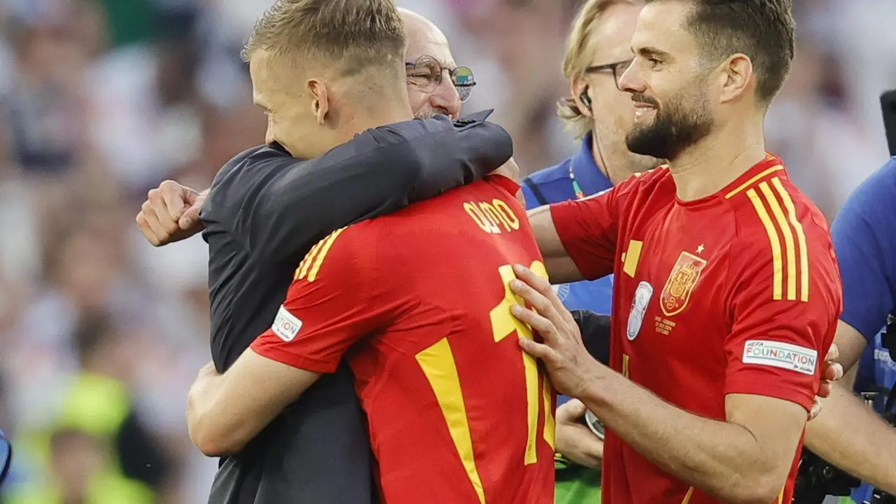 Dani Olmo recibe un abrazo del seleccionador espa&ntilde;ol, Luis de la Fuente, tras la victoria ante Alemania en los cuartos de final de la Eurocopa. EFE/EPA/RONALD WITTEK