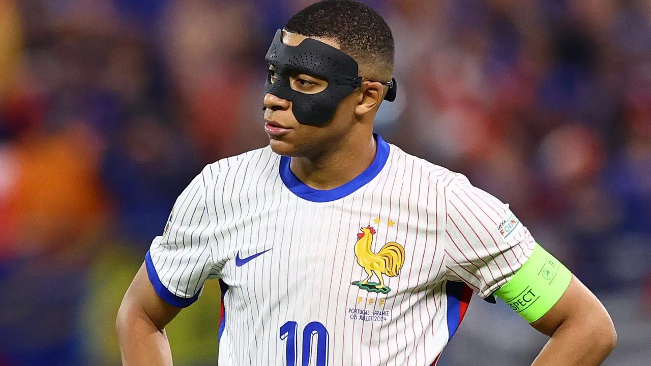 El delantero franc&eacute;s Kylian Mbappe durante el partido de cuartos de la Eurocopa que han jugado Francia y Portugal en Hamburgo, Alemania. EFE/EPA/FILIP SINGER
