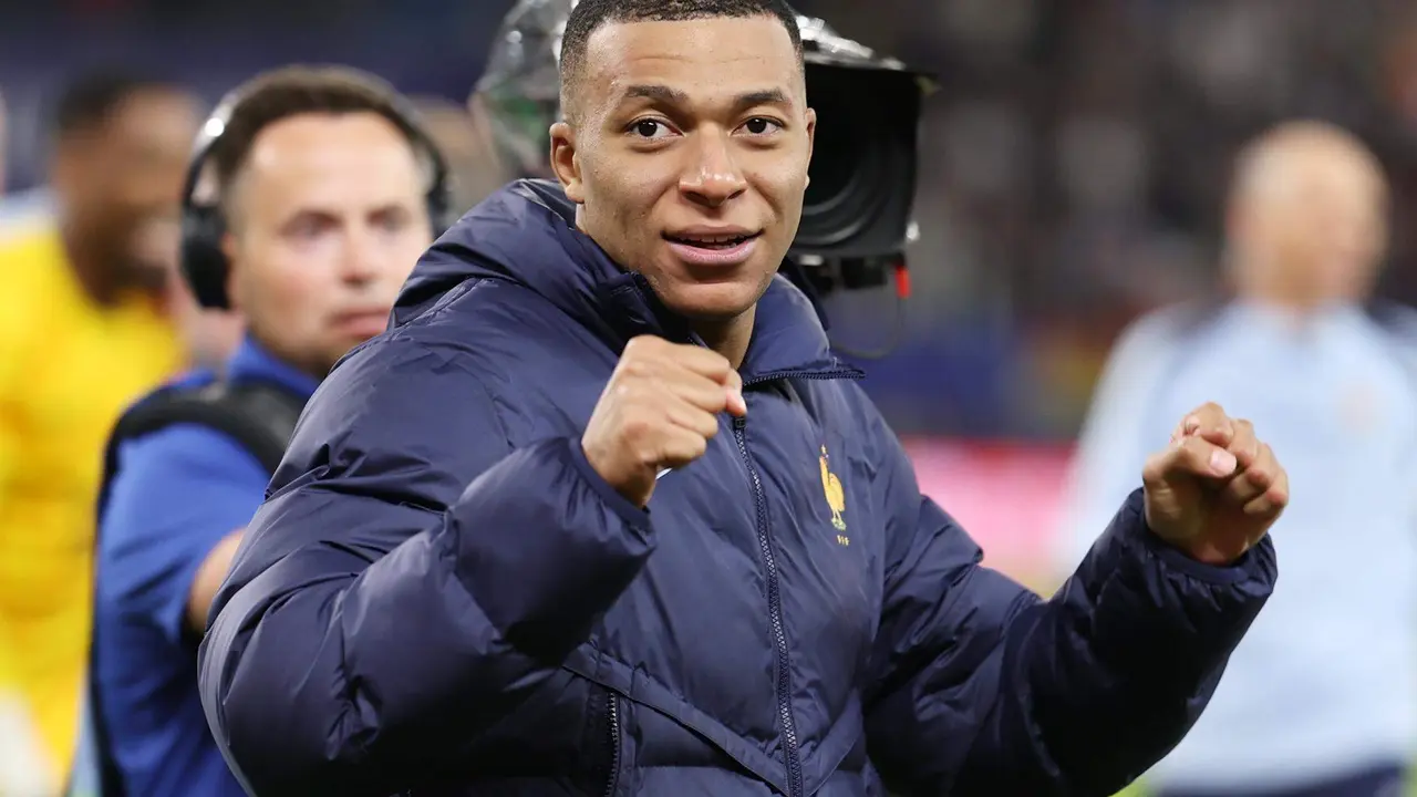 Kylian Mbapp&eacute; celebra el pase de Francia a las semifinales de la Eurocpa tras ganar en los penaltis a Portugal. EFE/EPA/CHRISTOPHER NEUNDORF