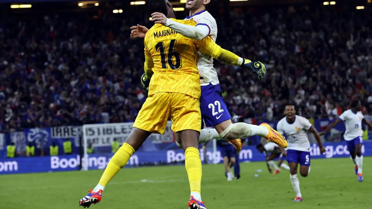 El jugador de Francia Theo Hernandez y el portero Mike Maignan tras el partido de cuartos de la Eurocopa que han jugado Francia y Portugal en Hamburgo, Alemania EFE/EPA/ROBERT GHEMENT