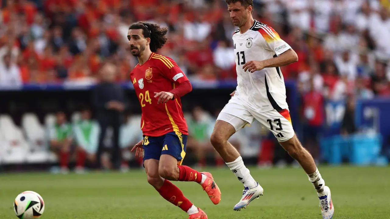 Thomas M&uuml;ller (d) durante el partido de cuartos de final de la Eurocopa 2024 que enfrent&oacute; a Espa&ntilde;a y a Alemania. EFE/EPA/ANNA SZILAGYI