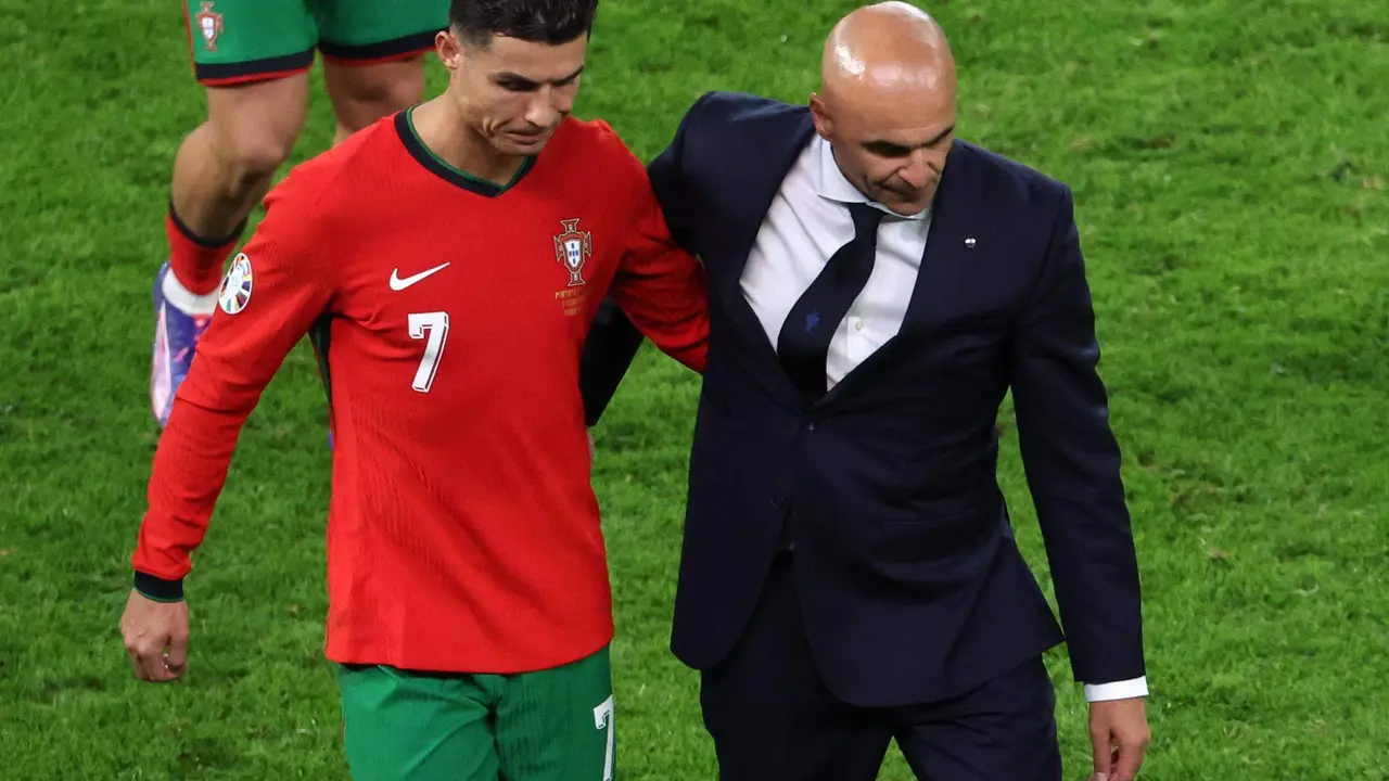 El espa&ntilde;ol Roberto Martinez habla con Cristiano Ronaldo tras la eliminaci&oacute;n ante Francia en cuartos de final de la Eurocopa. EFE/EPA/ABEDIN TAHERKENAREH