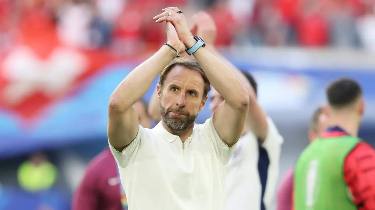 El seleccionador ingl&eacute;s Gareth Southgate celebra el pase de Inglaterra a las semifinales en D&uuml;sseldorf (Alemania) EFE/EPA/FRIEDEMANN VOGEL