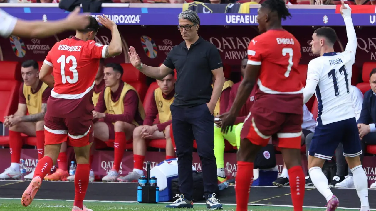 El seleccionador suizo Murat Yakin da instrucciones durante el partido de cuartos que han jugado Inglaterra y Suiza en D&uuml;sseldorf, Alemania, EFE/EPA/GEORGI LICOVSKI