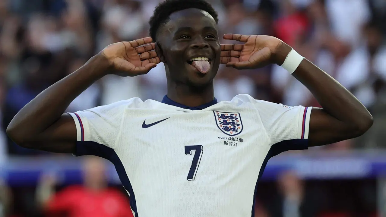 El jugador ingl&eacute;s Bukayo Saka celebra tras marcar en los penaltis del partido de f&uacute;tbol de cuartos de final de Eurocopa 2024 entre Inglaterra y Suiza, en Dusseldorf, Alemania. EFE/EPA/GEORGI LICOVSKI