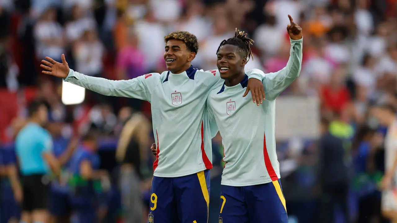Los jugadores de Espa&ntilde;a Lamine Yamal (i) y Nico Williams celebran su victoria en el partido de cuartos de final de la Eurocopa entre Espa&ntilde;a y Alemania, en Stuttgart, en una foto de archivo. EFE/ Alberto Est&eacute;vez