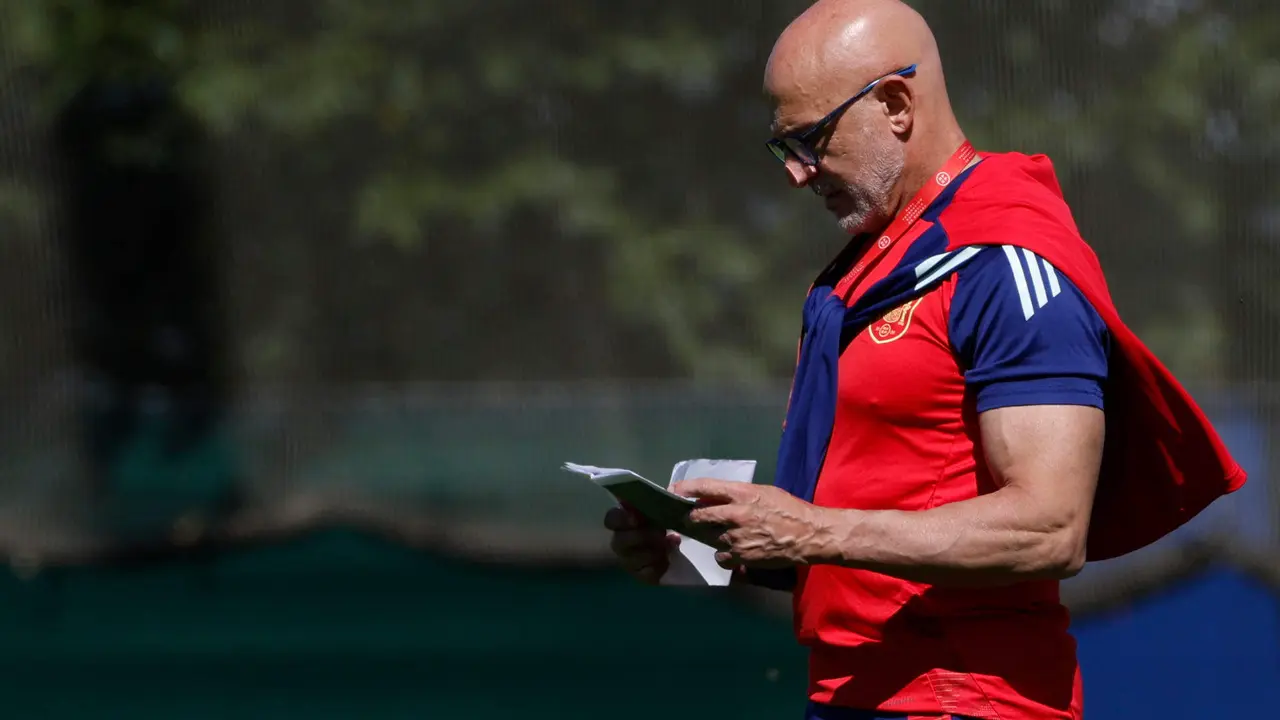 El seleccionador nacional Luis de la Fuente durante el entrenamiento del combinado en Donaueschingen (Alemania), en la v&iacute;spera de su partido de semifinales de UEFA Eurocopa 2024 contra Francia. EFE/ J.J. Guillen