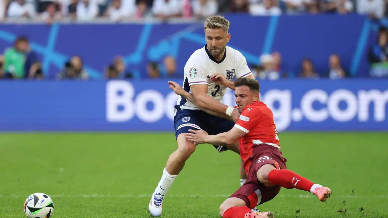 Luke Shaw (I) en el partido contra Suiza, de cuartos de final de la Eurocopa. EFE/EPA/FRIEDEMANN VOGEL