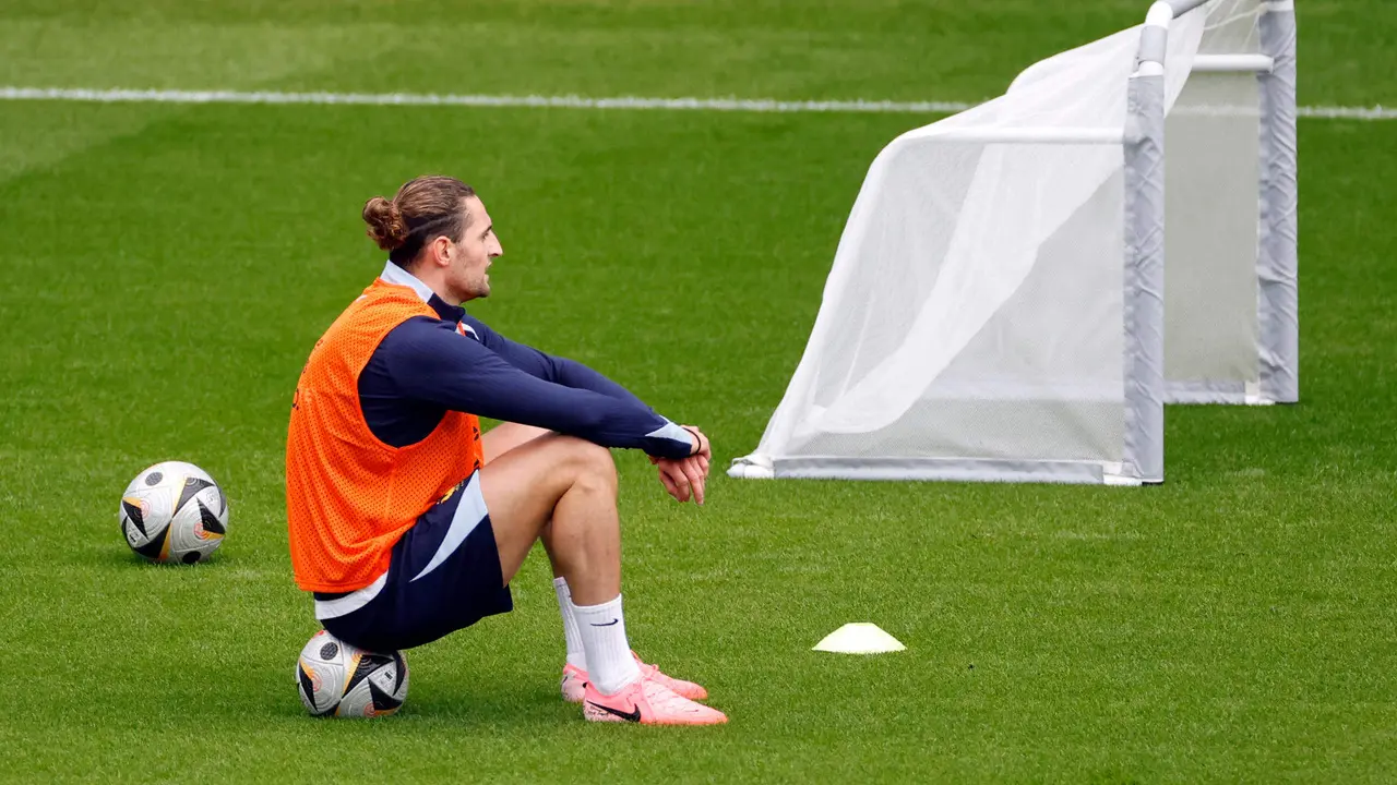 Adrien Rabiot, durante un entrenamiento en Paderborn, lugar de concentraci&oacute;n de la selecci&oacute;n francesa en la Eurocopa de Alemania EFE/Alberto Estevez