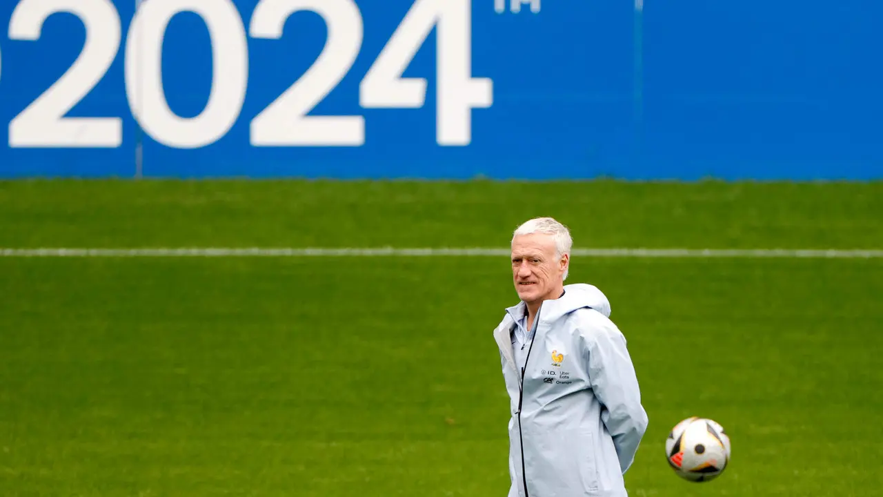 Didier Deschamps, seleccionador de f&uacute;tbol de Francia, durante un entrenamiento de su equipo en la Eurocopa de Alemania. EFE/Alberto Estevez