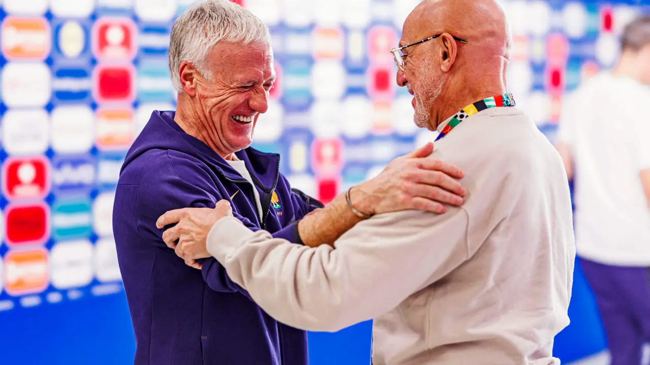 M&Uacute;NICH (ALEMANIA), 08/07/2024.- El entrenador de la selecci&oacute;n espa&ntilde;ola, Luis de la Fuente (d), saluda al seleccionador franc&eacute;s, Didier Deschamps (i), durante una rueda de prensa en M&uacute;nich, Alemania, este lunes, en la v&iacute;spera del partido de semifinales de la Eurocopa 2024 entre Espa&ntilde;a y Francia. EFE/RFEF/Pablo Garc&iacute;a SOLO USO EDITORIAL/ SOLO DISPONIBLE PARA ILUSTRAR LA NOTICIA QUE ACOMPA&Ntilde;A / (CR&Eacute;DITO OBLIGATORIO) FOTO RFEF
