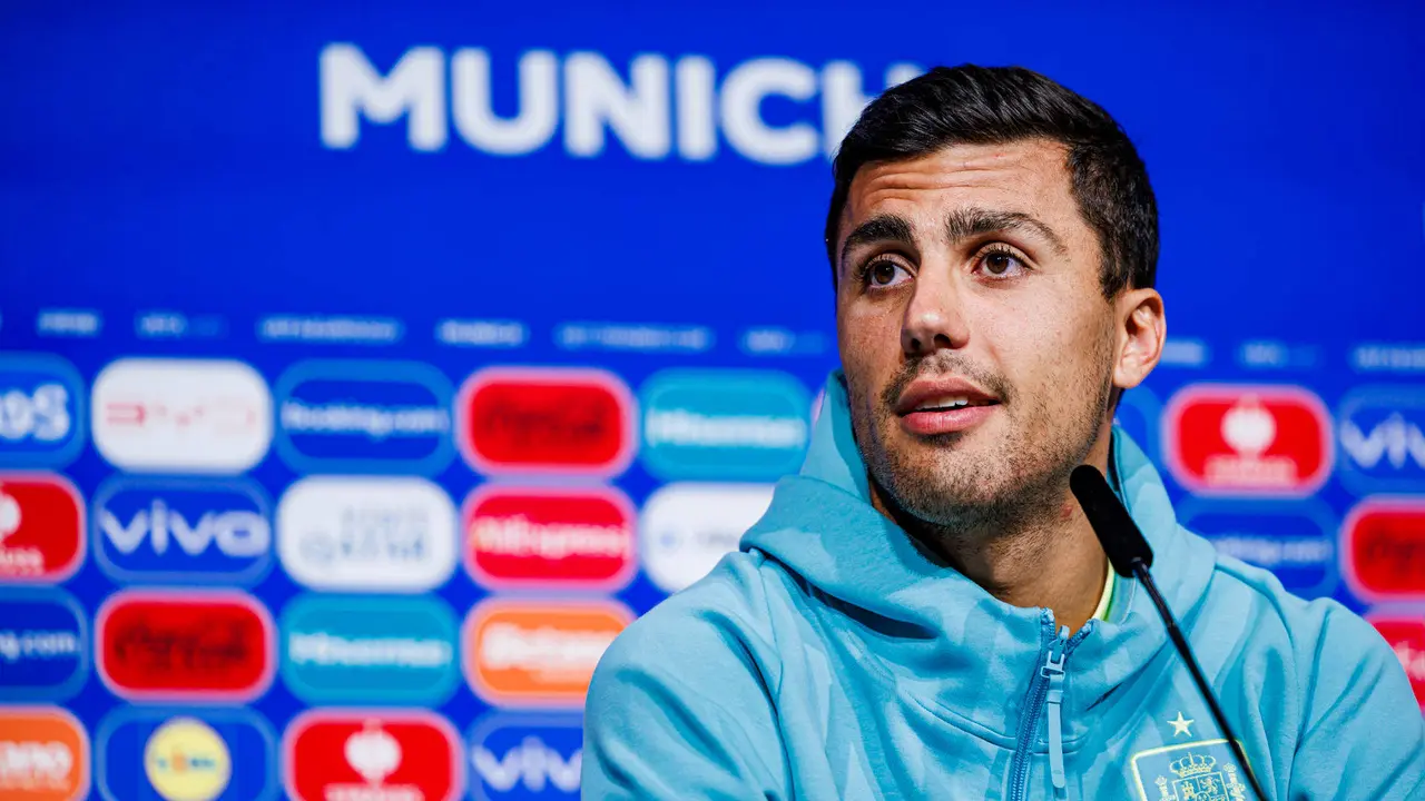 M&Uacute;NICH (ALEMANIA), 08/07/2024.- El centrocampista de la selecci&oacute;n espa&ntilde;ola Rodrigo Hern&aacute;ndez "Rodri" asiste a una rueda de prensa en M&uacute;nich, Alemania, este lunes, en la v&iacute;spera del partido de semifinales de la Eurocopa 2024 ante Francia. EFE/RFEF/Pablo Garc&iacute;a SOLO USO EDITORIAL/ SOLO DISPONIBLE PARA ILUSTRAR LA NOTICIA QUE ACOMPA&Ntilde;A / (CR&Eacute;DITO OBLIGATORIO) FOTO RFEF