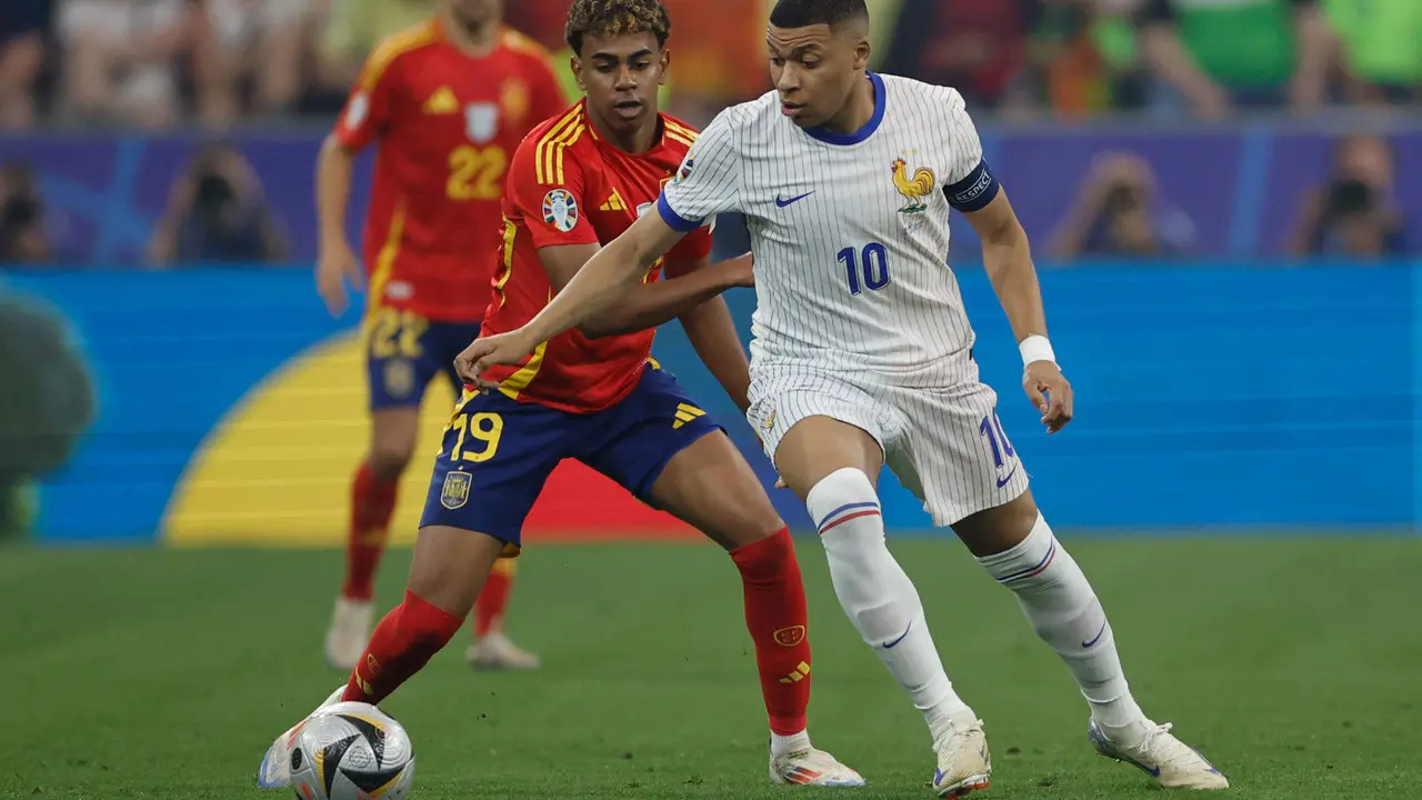 El delantero de la selecci&oacute;n espa&ntilde;ola Lamine Yamal (i) pelea un bal&oacute;n con Kylian Mbapp&eacute;, de Francia, durante el partido de semifinales de la Eurocopa de f&uacute;tbol que Espa&ntilde;a y Francia disputaron en M&uacute;nich. EFE/Alberto Est&eacute;vez