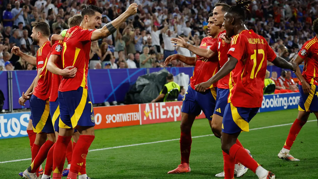 Los jugadores de la selecci&oacute;n espa&ntilde;ola celebran el segundo gol del combinado espa&ntilde;ol durante el partido de semifinales de la Eurocopa de f&uacute;tbol que Espa&ntilde;a y Francia disputan en M&uacute;nich. EFE/Alberto Estevez