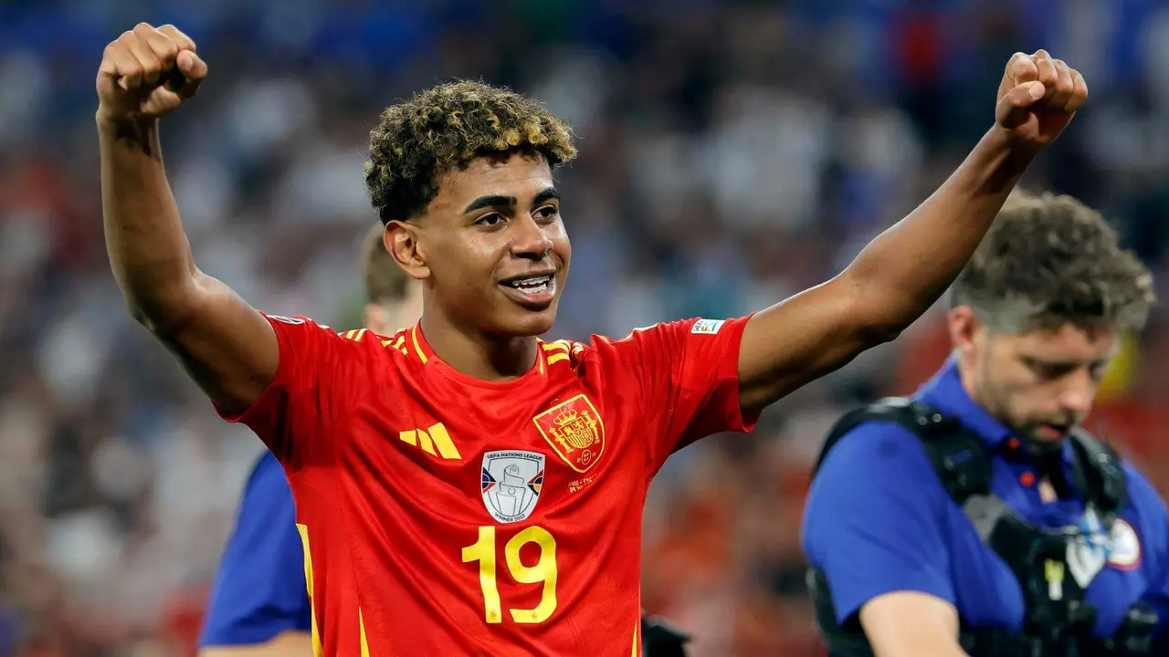El delantero de la selecci&oacute;n espa&ntilde;ola Lamine Yamal tras el partido de semifinales de la Eurocopa de f&uacute;tbol que Espa&ntilde;a y Francia disputan este martes en M&uacute;nich. EFE/EPA/RONALD WITTEK