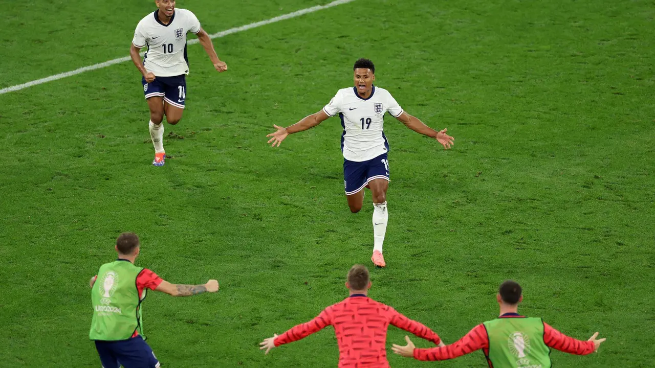 El delantero Oliver Watkins (c) celebra el gol de la victoria durante la primera parte de la segunda semiifnal de la Eurocopa entre Pa&iacute;ses Bajos e Inglaterra en Dortmund, Alemania EFE/EPA/GEORGI LICOVSKI