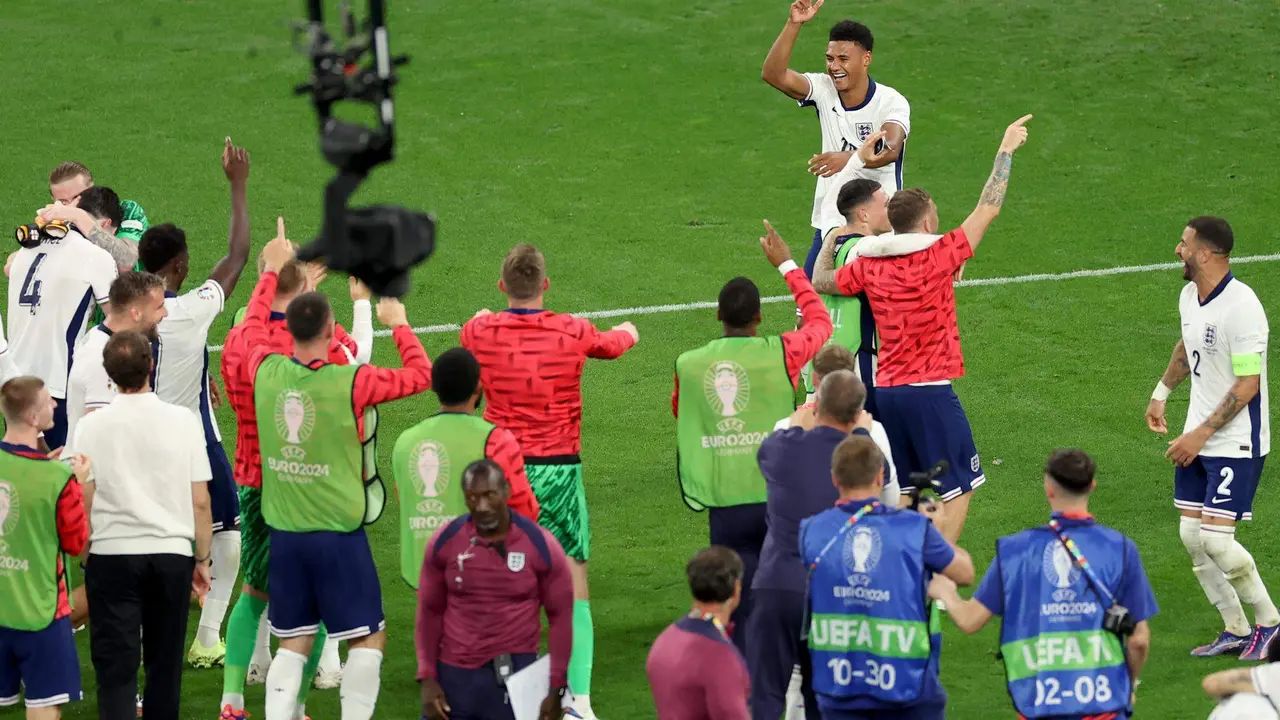 Oliver Watkins (arriba) celebra con sus compa&ntilde;eros tras la segunda semiifnal de la Eurocopa entre Pa&iacute;ses Bajos e Inglaterra en Dortmund, Alemania EFE/EPA/GEORGI LICOVSKI