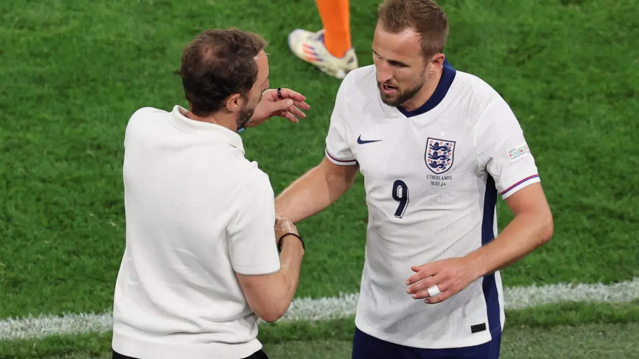 El seleccionador Gareth Southgate con Harry Kane tras la segunda semifinal de la Eurocopa entre Pa&iacute;ses Bajos e Inglaterra en Dortmund, Alemania. EFE/EPA/MOHAMED MESSARA