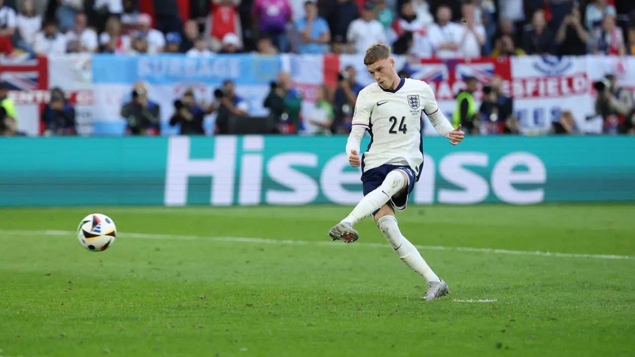 Cole Palmer, durante la tanda de penaltis de la eliminatoria de cuartos de final de la Eurocopa 2024 que midi&oacute; a Inglaterra contra Suiza. EFE/EPA/FRIEDEMANN VOGEL