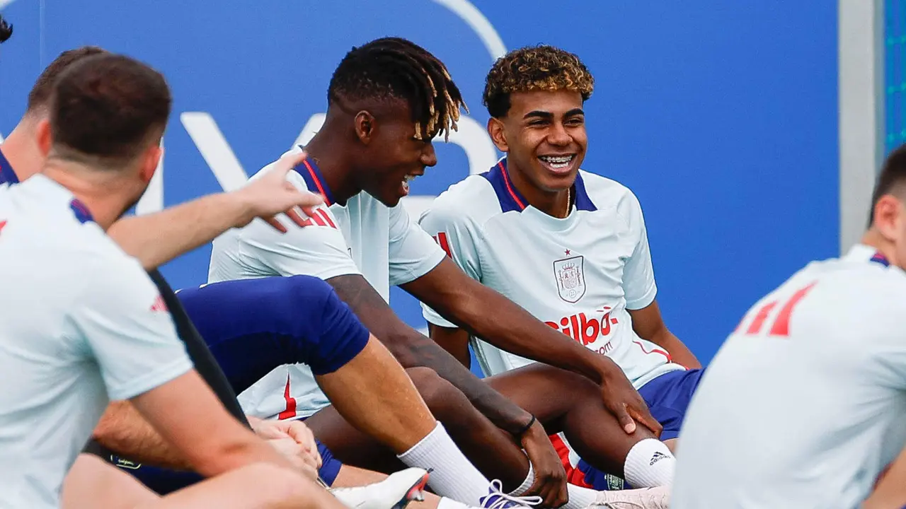 Los jugadores de la selecci&oacute;n espa&ntilde;ola Nico Williams (i) y Lamine Yamal (d) durante el entrenamiento realizado este jueves en su cuartel general de Donaueschingen. EFE/J.J. Guill&eacute;n