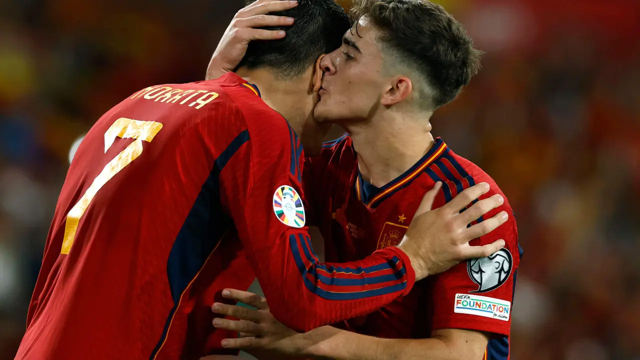 El delantero de la selecci&oacute;n espa&ntilde;ola &Aacute;lvaro Morata (i) celebra con Gavi un gol, en foto de archivo de Julio Mu&ntilde;oz. EFE
