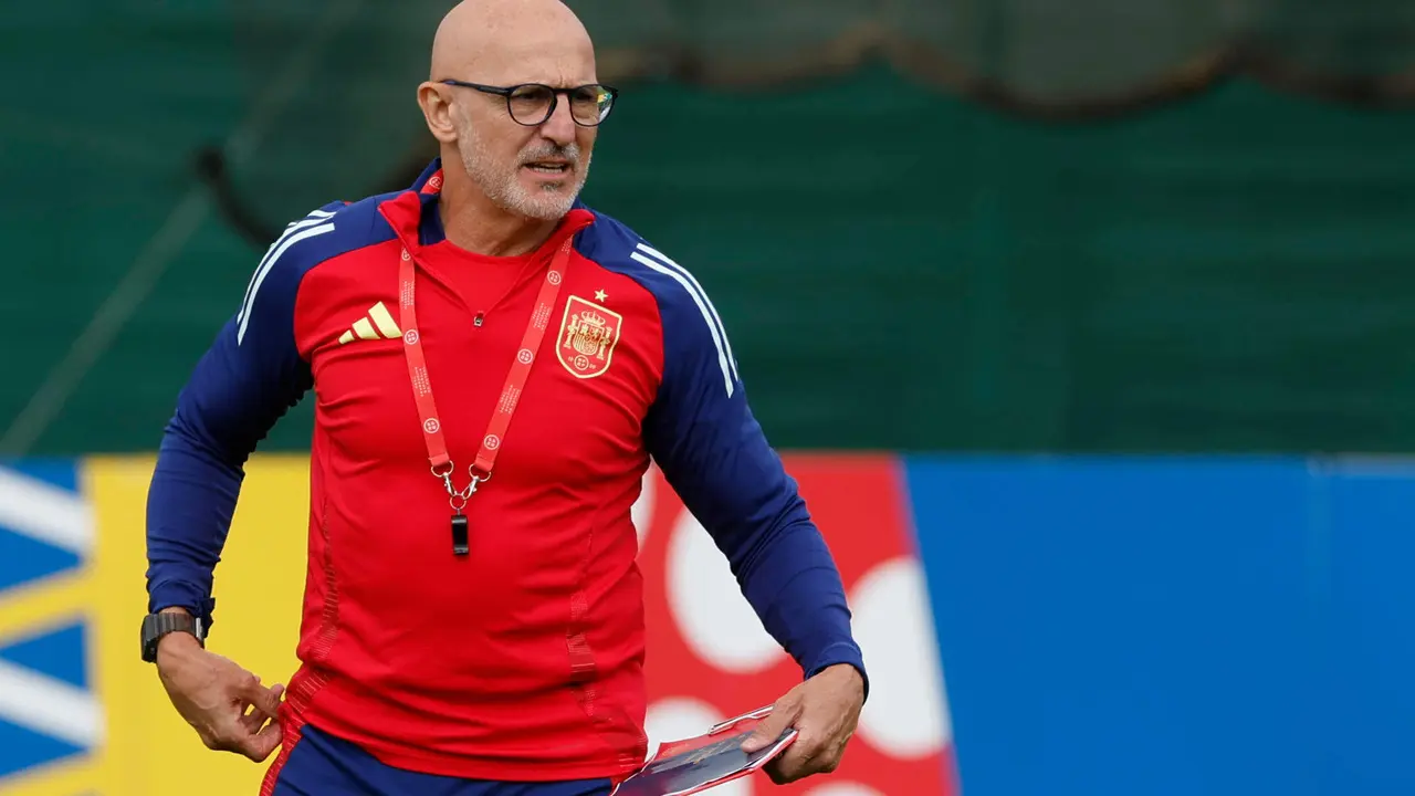 El seleccionador espa&ntilde;ol, Luis de la Fuente, durante el entrenamiento realizado este s&aacute;bado en su cuartel general de Donaueschingen, donde el combinado prepara el partido de la final de la Eurocopa 2024 que disputar&aacute;n ante la selecci&oacute;n de Inglaterra el pr&oacute;ximo domingo en el Olympiastadion de Berl&iacute;n. EFE/J.J. Guill&eacute;n