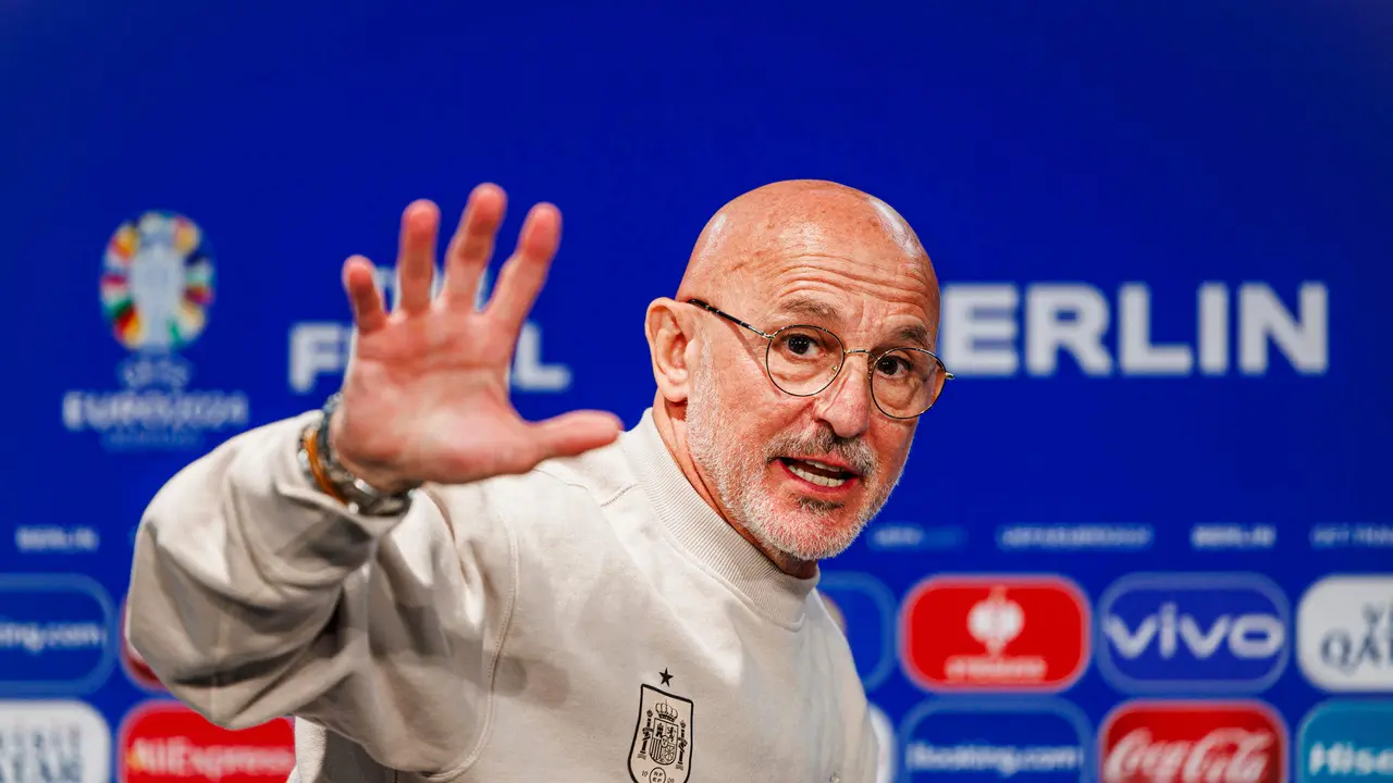 El t&eacute;cnico de la selecci&oacute;n espa&ntilde;ola, Luis de la Fuente, durante la rueda de prensa hoy s&aacute;bado en Berl&iacute;n donde disputan ma&ntilde;ana Domingo la final de la Eurocopa frente a la selecci&oacute;n de Inglaterra. EFE / Pablo Garc&iacute;a / RFEF.