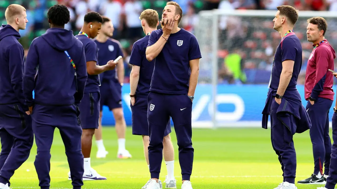 El delantero ingl&eacute;s Harry Kane sobre el c&eacute;sped del OL&iacute;mpico de Berl&iacute;n, Alemania. EFE/EPA/FILIP SINGER