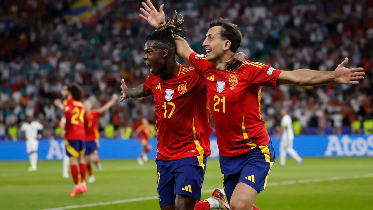 El delantero de la selecci&oacute;n espa&ntilde;ol Mikel Oyarzabal celebra con Nico Williams (i) el gol marcado ante Inglaterra que ha supuesto el 2-1 a favor del combinado espa&ntilde;ol durante el encuentro correspondiente a la final de la Eurocopa que disputaron Espa&ntilde;a e Inglaterra en el Estadio Ol&iacute;mpico de Berl&iacute;n. EFE /Alberto Est&eacute;vez