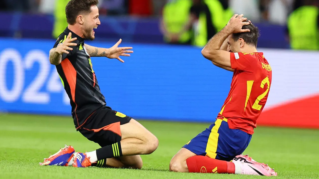 El portero Alejandro Remiro y el delantero Mikel Oyarzabal durante el encuentro correspondiente a la final de la Eurocopa que disputaron Inglaterra en el Estadio Ol&iacute;mpico de Berl&iacute;n. EFE/EPA/FILIP SINGER