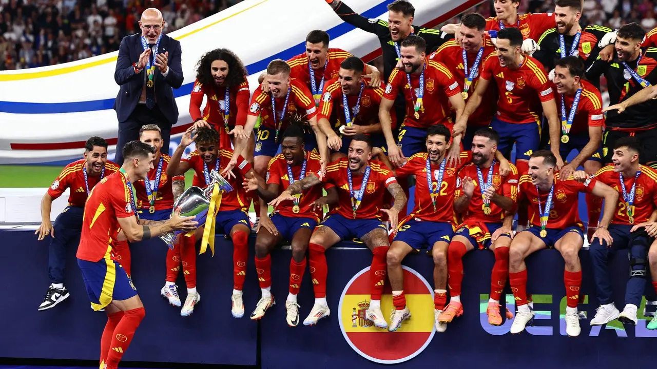 Alvaro Morata (I) se prepara para alzar la copa tras el encuentro correspondiente a la final de la Eurocopa que disputaron Inglaterra en el Estadio Ol&iacute;mpico de Berl&iacute;n. ) EFE/EPA/FILIP SINGER