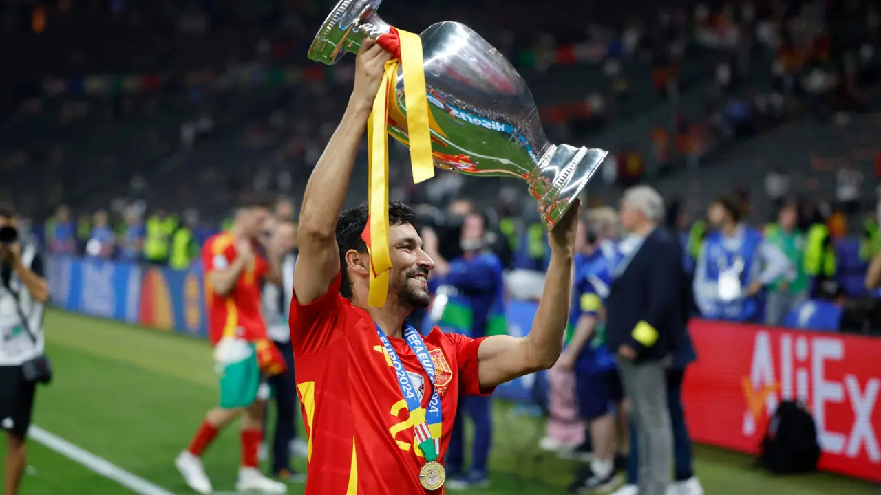 El jugador de la selecci&oacute;n espa&ntilde;ola, Jesus Navas, celebra su victoria en la final de la Eurocopa tras derrotar por 2-1 a Inglaterra en el encuentro que han disputado en el estadio Ol&iacute;mpico de Berl&iacute;n. EFE /Alberto Est&eacute;vez.