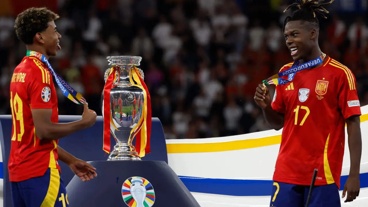 Los jugadores de la selecci&oacute;n espa&ntilde;ola Nico Williams (d) y Lamine Yamal (i) tras recibir las medallas de campeones de la Eurocopa al derrotar por 2-1 a Inglaterra en el encuentro que han disputado hoy domingo en el estadio Ol&iacute;mpico de Berl&iacute;n. EFE / J.J.Guillen.