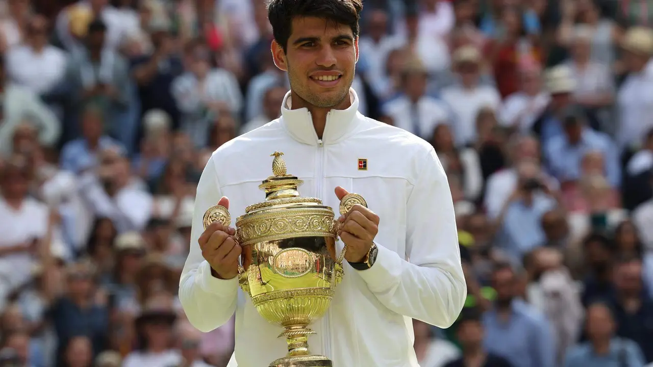 El tenista espa&ntilde;ol Carlos Alcaraz, con el trofeo de ganador de Wimbledon. EFE/EPA/ADAM VAUGHAN
