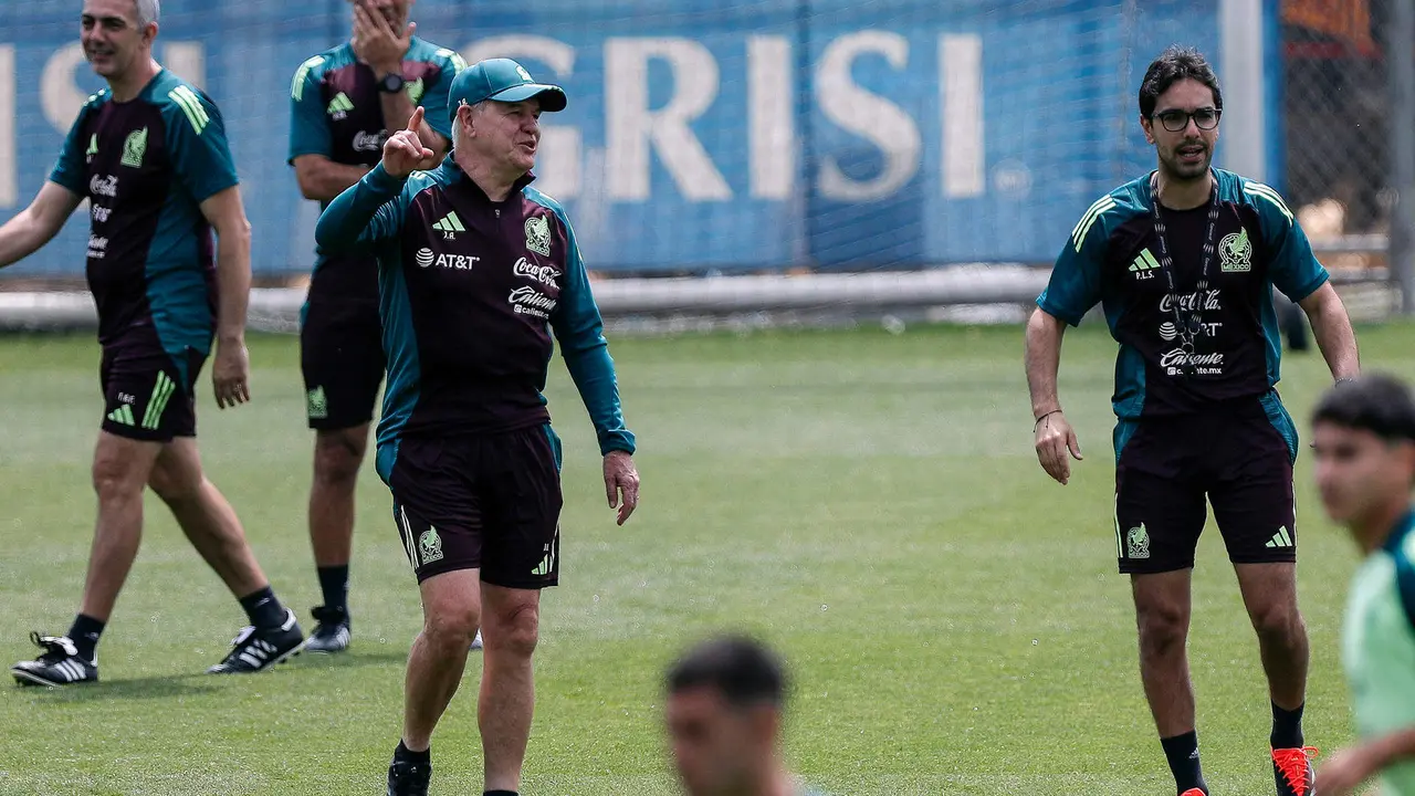 Imagen de archivo del entrenador de la selecci&oacute;n mexicana de f&uacute;tbol Javier Aguirre (c-i) durante un entrenamiento. EFE/ Isaac Esquivel